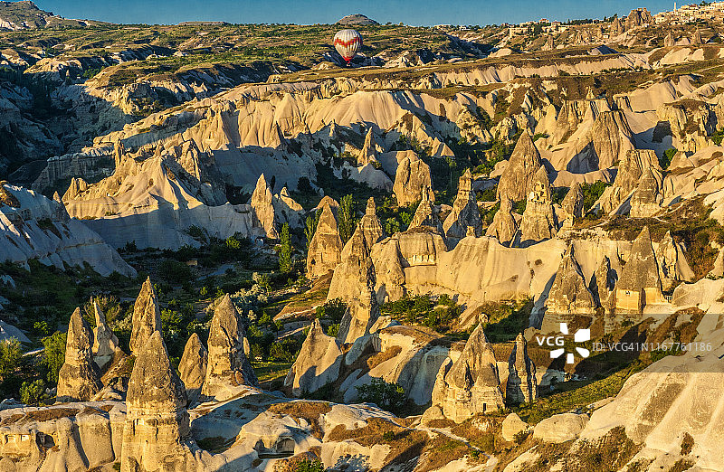 土耳其、戈雷米国家公园、卡帕多西亚的岩石遗址、凝灰岩锥和穴居人房屋(联合国教科文组织世界遗产)图片素材