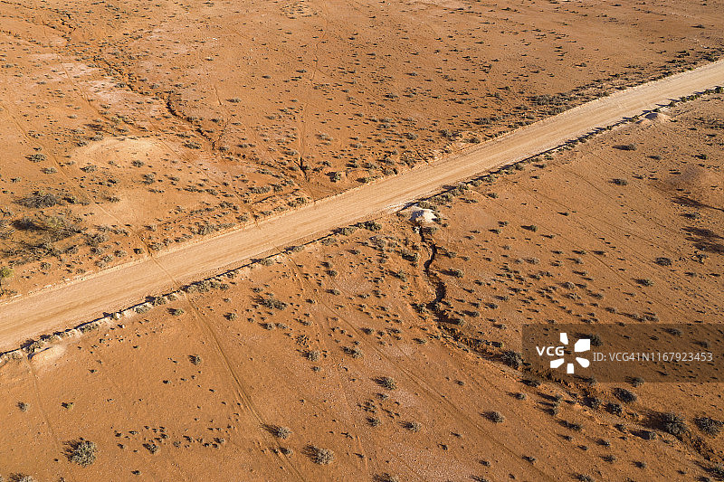 无人机俯瞰澳大利亚内陆的红土、干涸的河床和漫长的道路图片素材