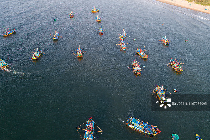 无人机鸟瞰图渔港市场图片素材