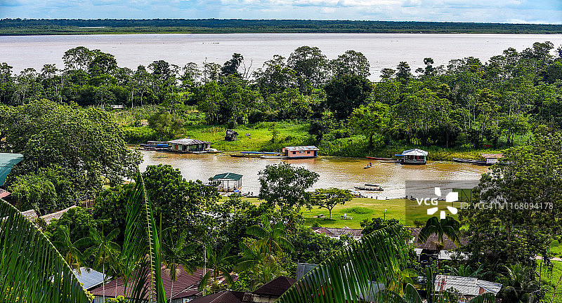 俯视图小河流与粉红色的房子和广阔的亚马逊河的背景图片素材