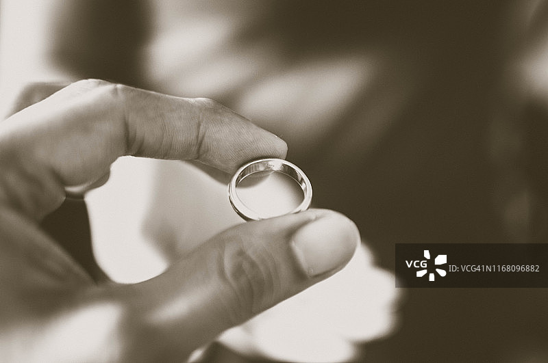 黑白照片的年轻夫妇拿着一个结婚戒指图片素材