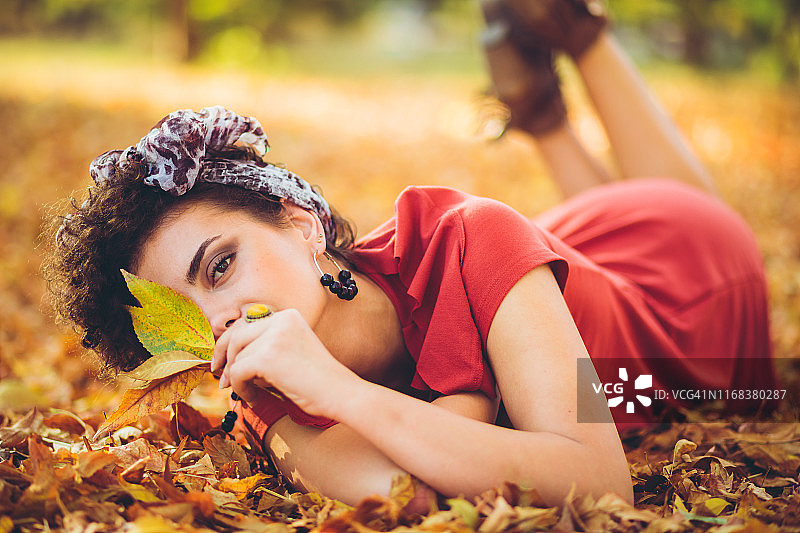 躺在秋叶上图片素材