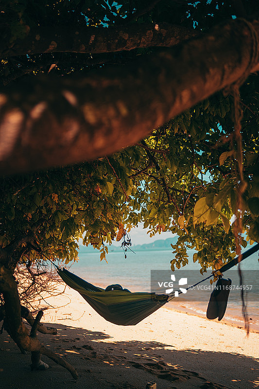 热带海滩露营。吊床放松图片素材