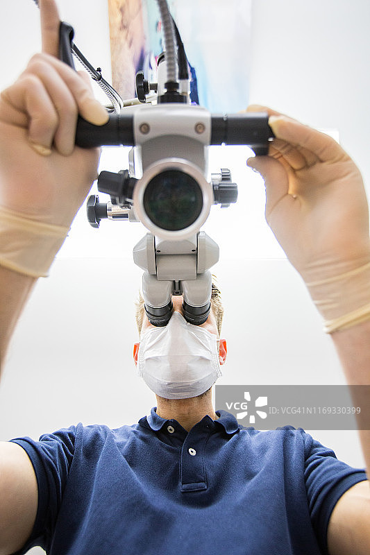 牙医使用显微镜进行牙科治疗图片素材