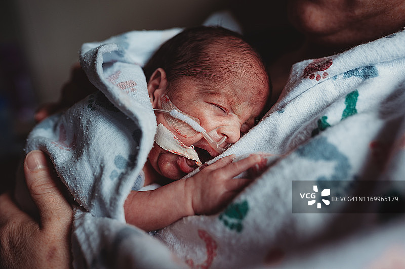 29周早产儿由母亲在NICU医院抱着图片素材