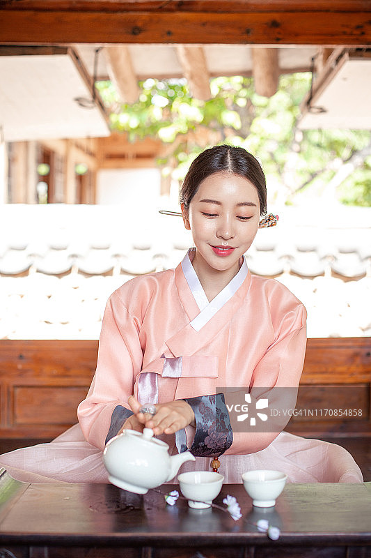 韩服女子做茶道图片素材