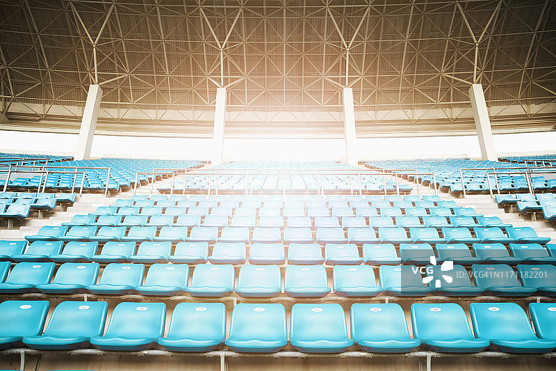 体育场里标有数字的蓝色空座位图片素材