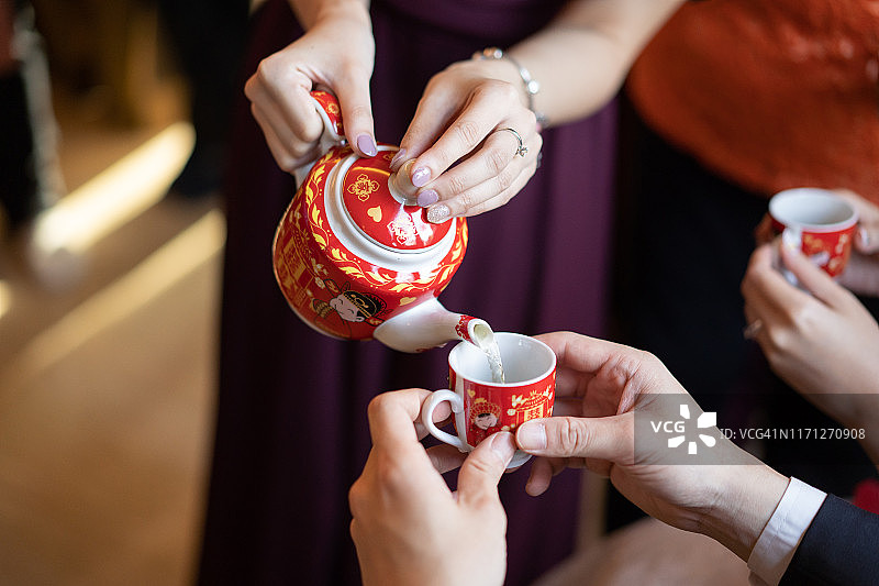 在中国传统茶道上给新婚夫妇敬茶图片素材