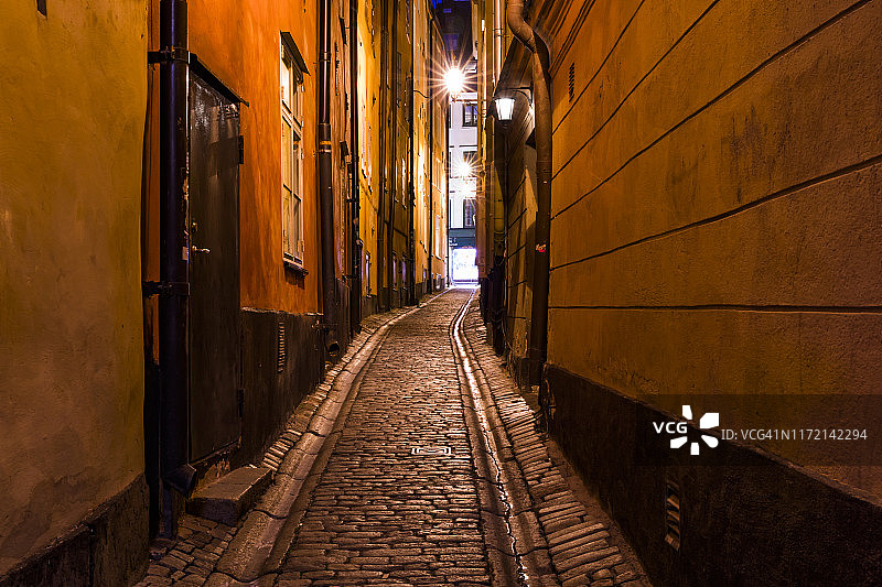 这条狭窄的鹅卵石街道上有中世纪的房屋，坐落在斯德哥尔摩的历史老城区Gamla Stan。图片素材
