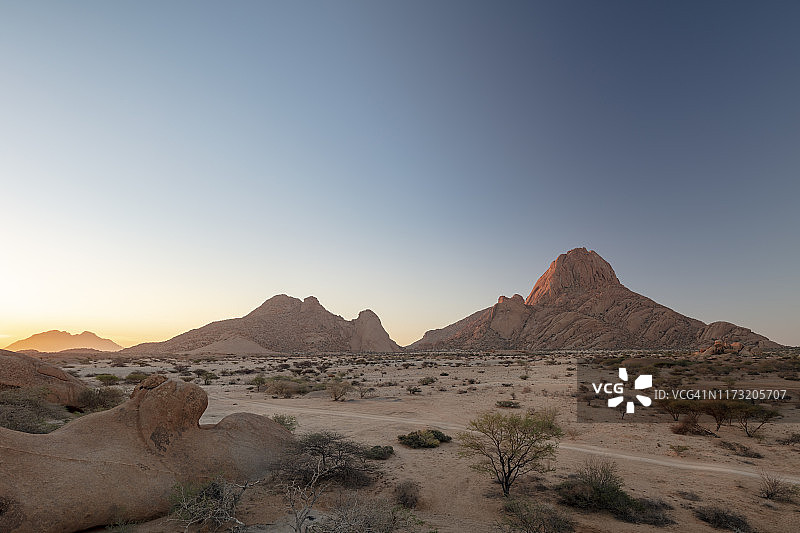 2018年，纳米比亚，日落时分的斯匹茨科普山，这座有7亿年历史的山也被称为“纳米比亚的马特洪峰”图片素材