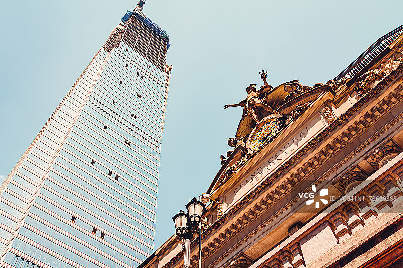 纽约中央车站旁边的摩天大楼图片素材