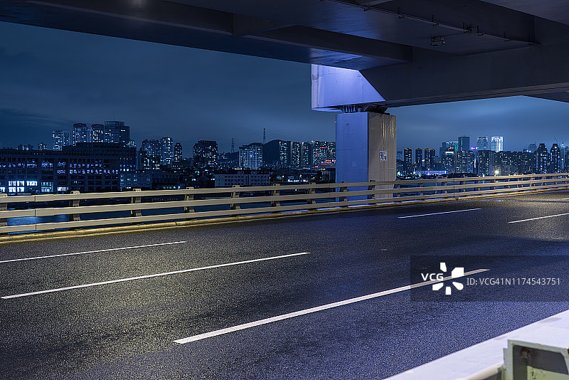 夜雨后的跨海大桥图片素材