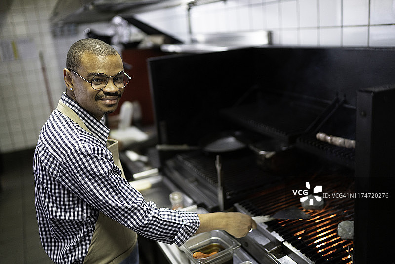 一个厨师在商业厨房里准备食物的肖像图片素材