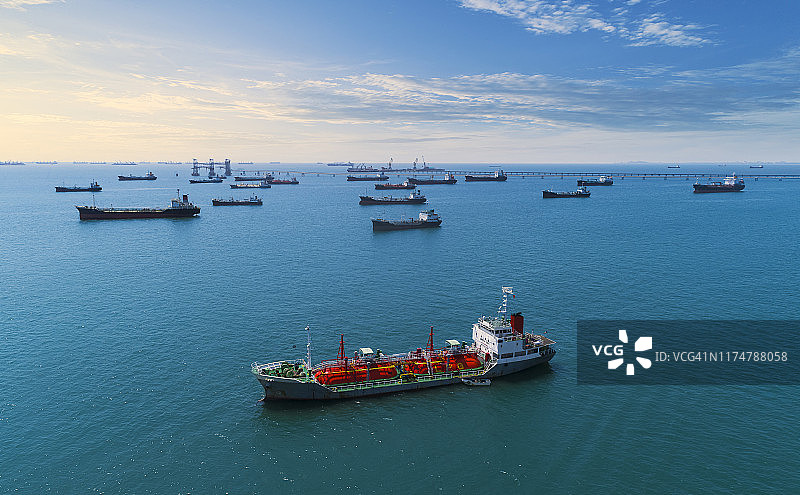 石油或液化石油气船停靠在海上，在炼油厂的装货码头等待装卸油。图片素材