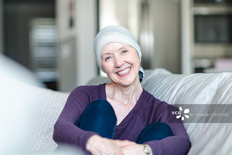 一个患有癌症的自信女人的肖像图片素材