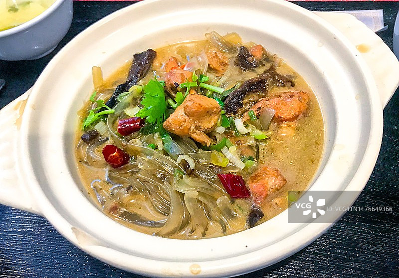 中国东北名菜xiǎo jī dùn mó gū在横滨午餐供应图片素材
