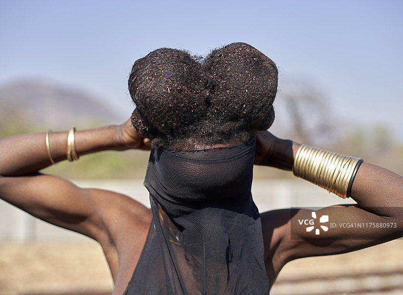 安哥拉加尔甘塔，一名有着独特发型的登杰伦戈妇女图片素材