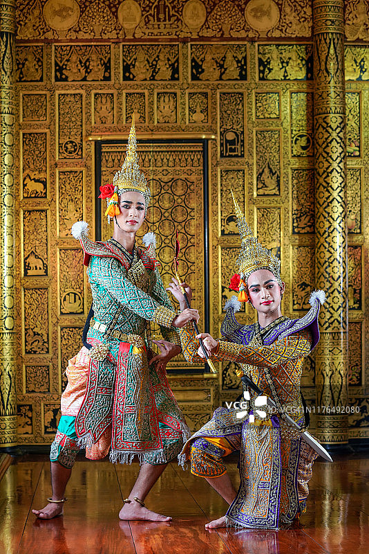 KHON，表演故事泰国文学的动作剧《罗摩衍那》，穿着美丽而独特的服装，以木墙为背景纹理的泰国风格。图片素材