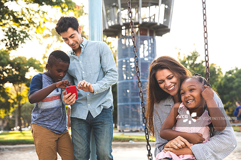 多种族家庭与领养的孩子一起在公园度过时间图片素材