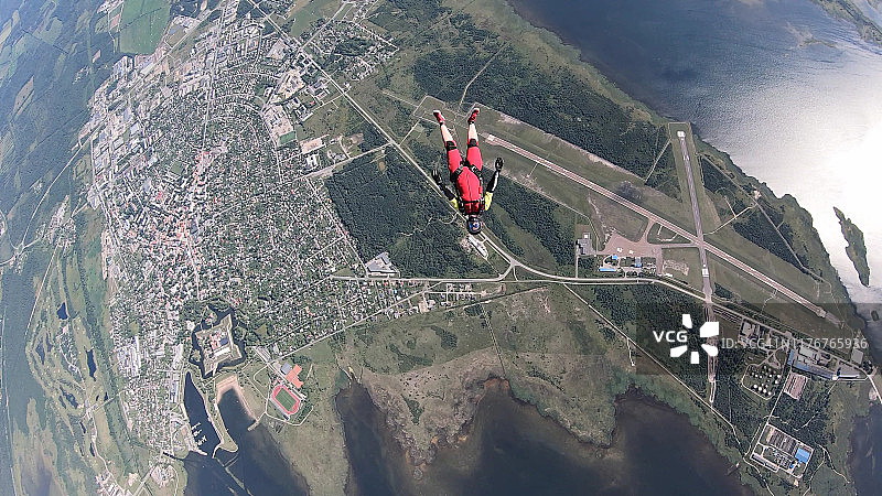 跳伞者在空中飞行，从晴朗的天空坠落图片素材