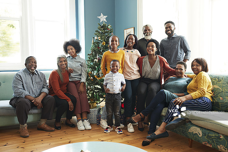 快乐的家人和朋友庆祝圣诞节图片素材