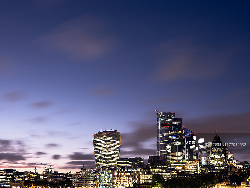 伦敦金融区黄昏时灯火通明图片素材