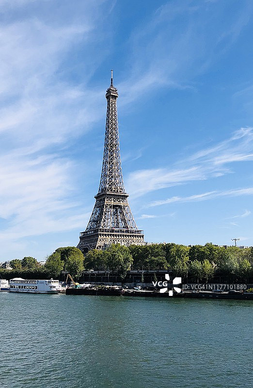 蓝天下的埃菲尔铁塔——巴黎图片素材