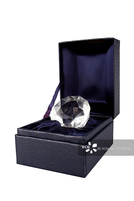 盒子里的钻石在白色背景上被孤立图片素材