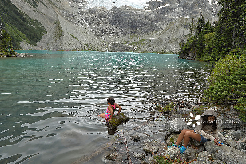 小女孩准备在山上的湖里游泳图片素材