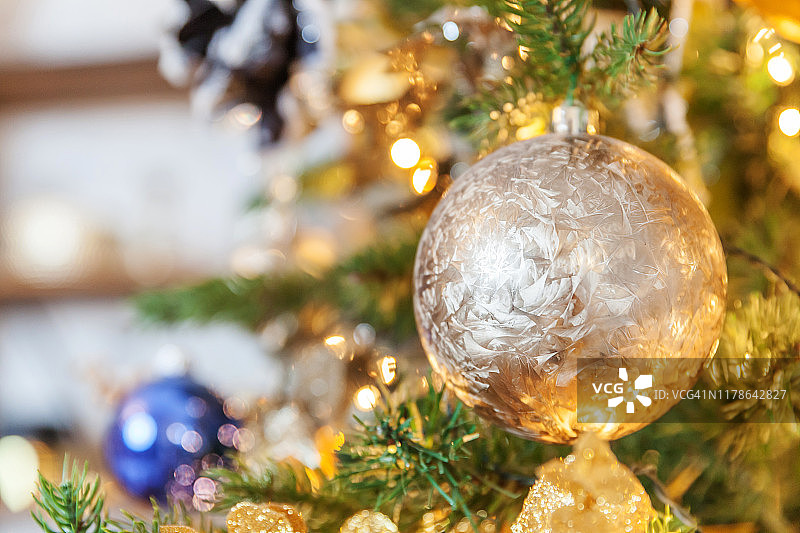 经典的圣诞新年装饰新年树用金色的装饰品玩具和球图片素材