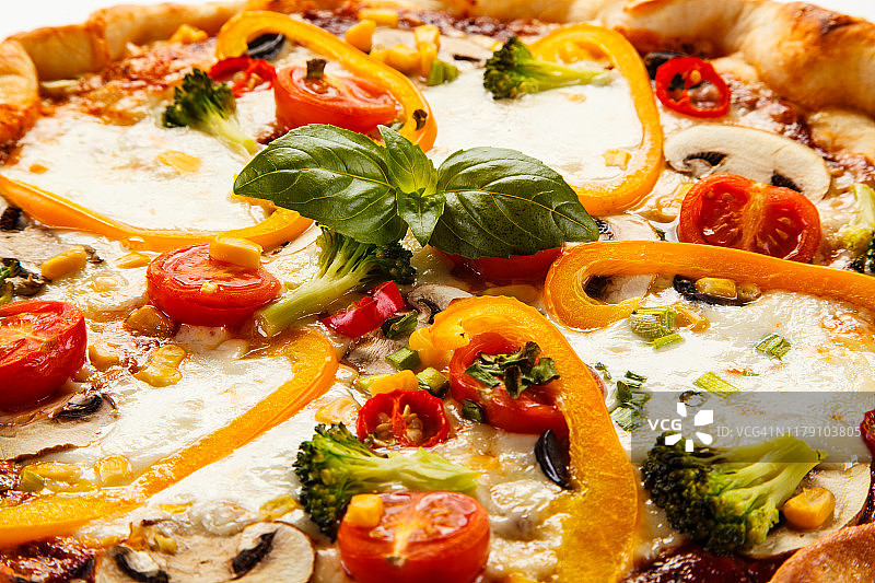 玛格丽塔披萨，火腿和胡椒，白色背景图片素材