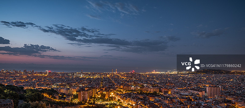 巴塞罗那天际线，航拍夜景，加泰罗尼亚，西班牙图片素材
