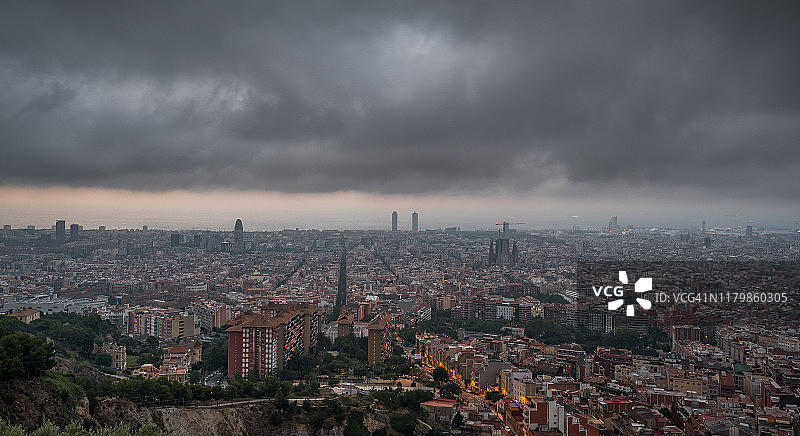 黄昏时分，西班牙巴塞罗那城市天际线和圣家族的空中全景图图片素材