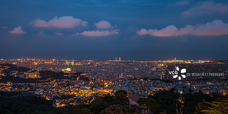 巴塞罗那天际线，航拍夜景，加泰罗尼亚，西班牙图片素材