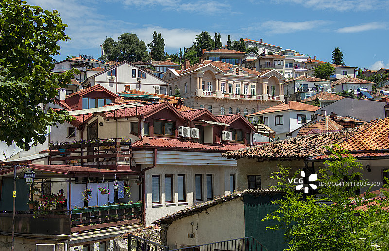 马其顿奥赫里德老城奥赫里德山坡上的红瓦屋顶房屋图片素材