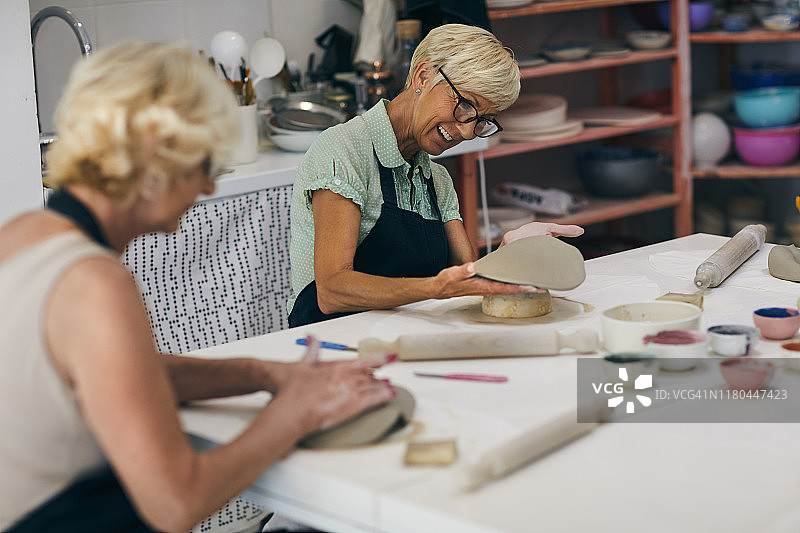 妇女在陶瓷工坊图片素材