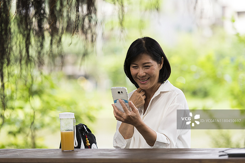 近距离快乐的妇女阅读智能手机短信图片素材