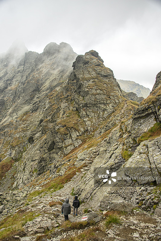 母子徒步前往罗马尼亚法加拉山脉的Negoiul峰图片素材