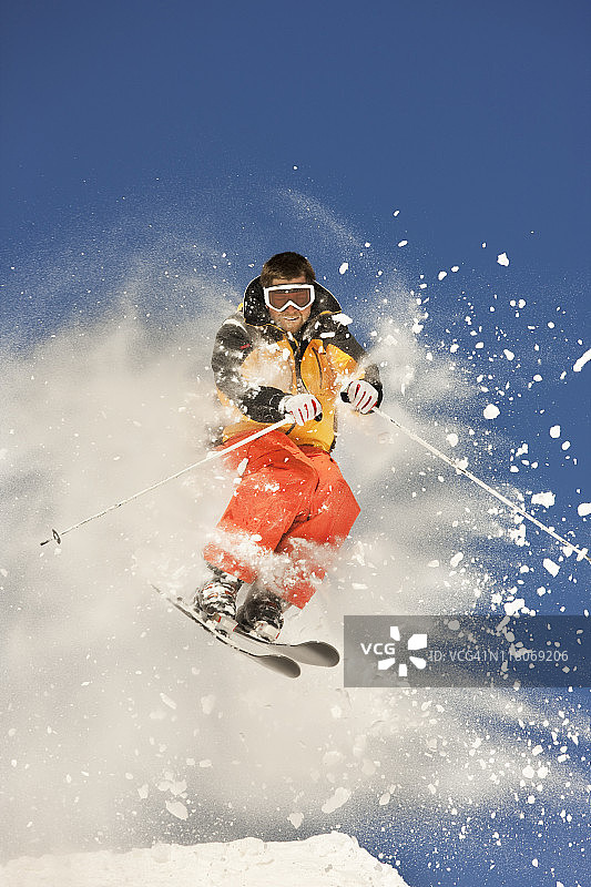 滑雪者从雪山上跳下来图片素材