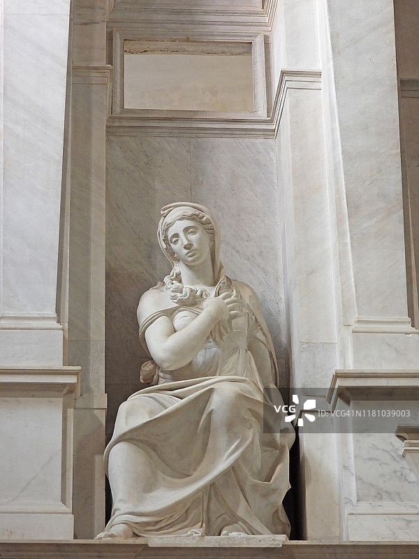 罗马教皇尤利乌斯二世墓中的女祭司雕像，由米开朗基罗制作。图片素材