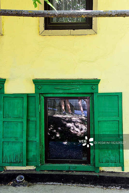 阿拉木图的哥萨克住宅，有绿色的木框窗户图片素材