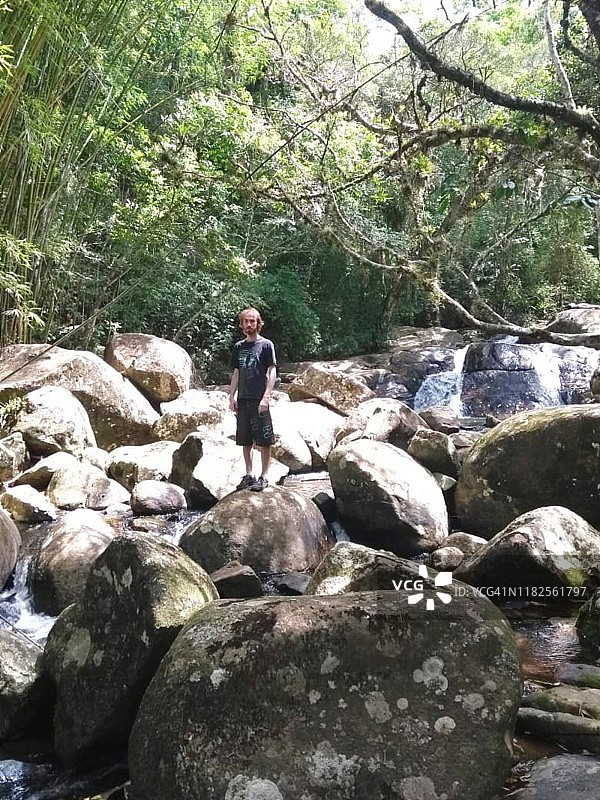 在巴西圣卡塔琳娜Florianópolis的大西洋森林河流中的岩石里的人图片素材