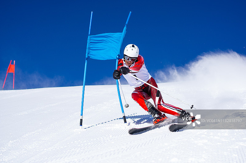 先生们在晴朗晴朗的冬日里进行滑雪比赛图片素材