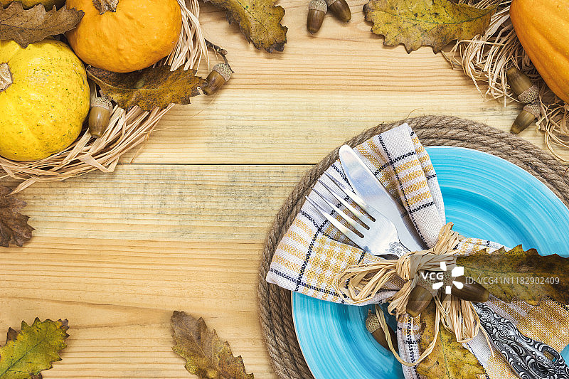 感恩节或秋季餐桌布置图片素材