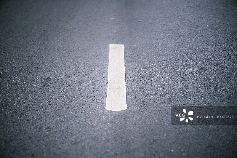 道路沥青，道路纹理背景上的线标记图片素材