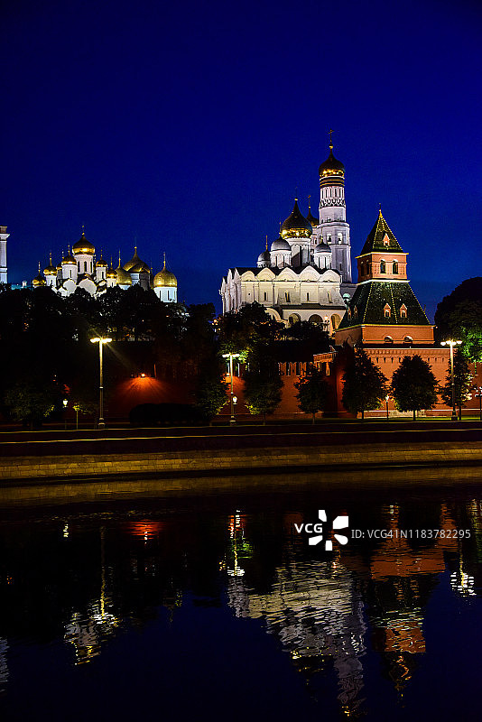 伊凡钟楼倒映在莫斯科河上图片素材