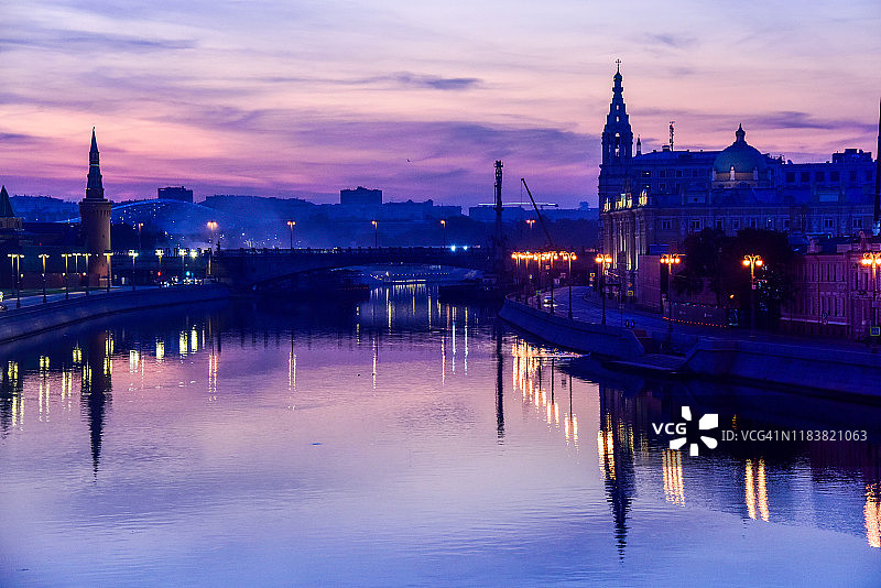 日出时分的莫斯科桥图片素材