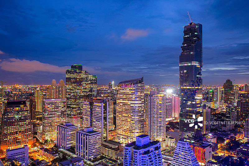 鸟瞰图曼谷市中心的现代办公大楼与夜间时间图片素材