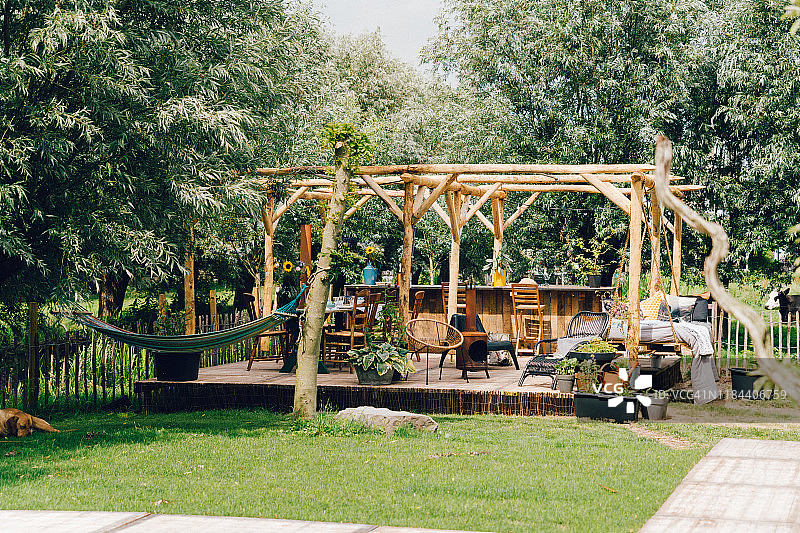 木质花园庭院与绿树在夏季设置图片素材
