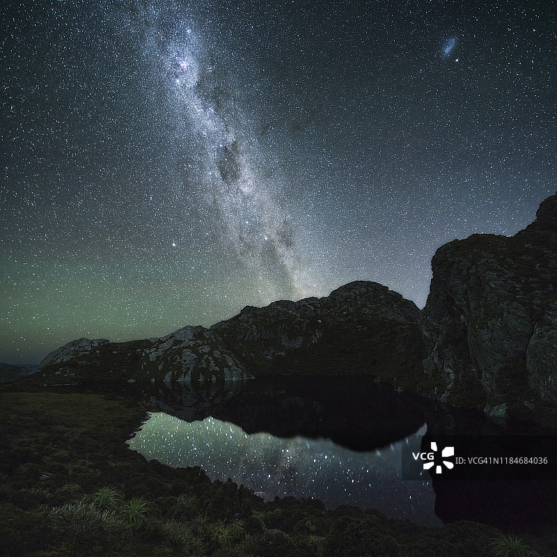 澳大利亚塔斯马尼亚州西南国家公园东亚瑟山脉悬湖上的银河图片素材